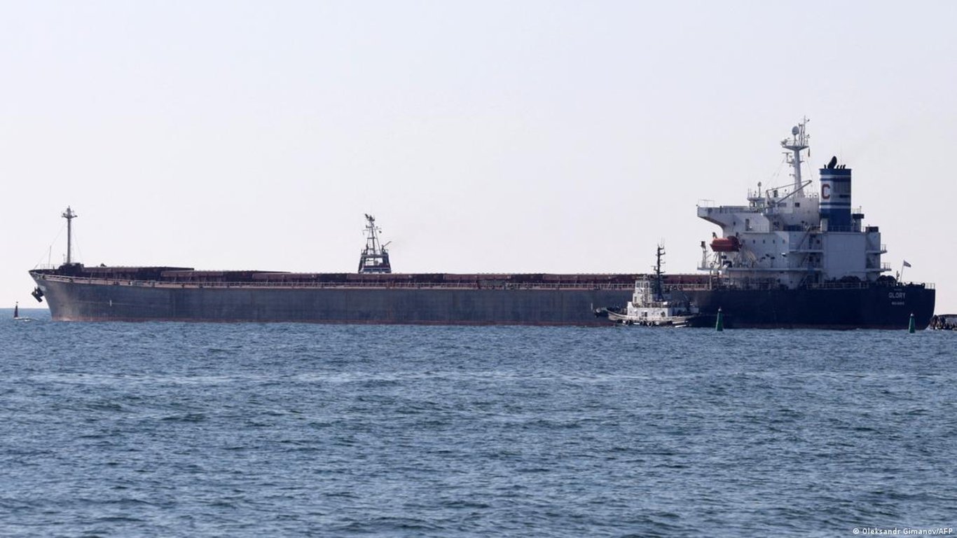 Чорноморське судно з українською агропродукцією сіло на мілину: що сталося