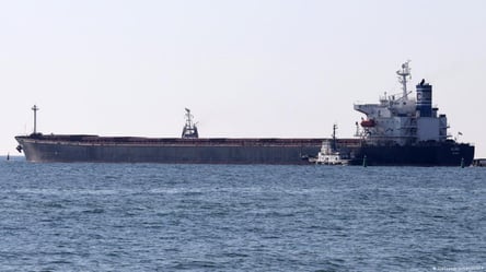 Чорноморське судно з українською агропродукцією сіло на мілину: що сталося - 285x160