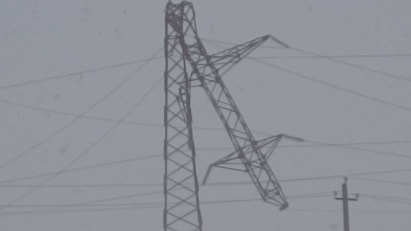 Сила стихии поражает — мощный ветер на Одесщине надвое сломал электроопору