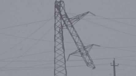 Сила стихії вражає — потужний вітер на Одещині надвоє зламав електроопору - 285x160