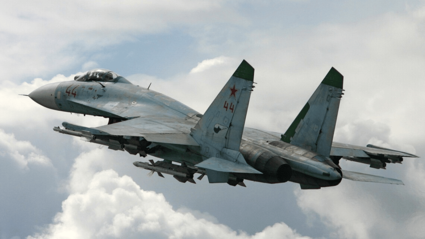 Рисованные самолеты: Россия создает ложные цели на военных базах
