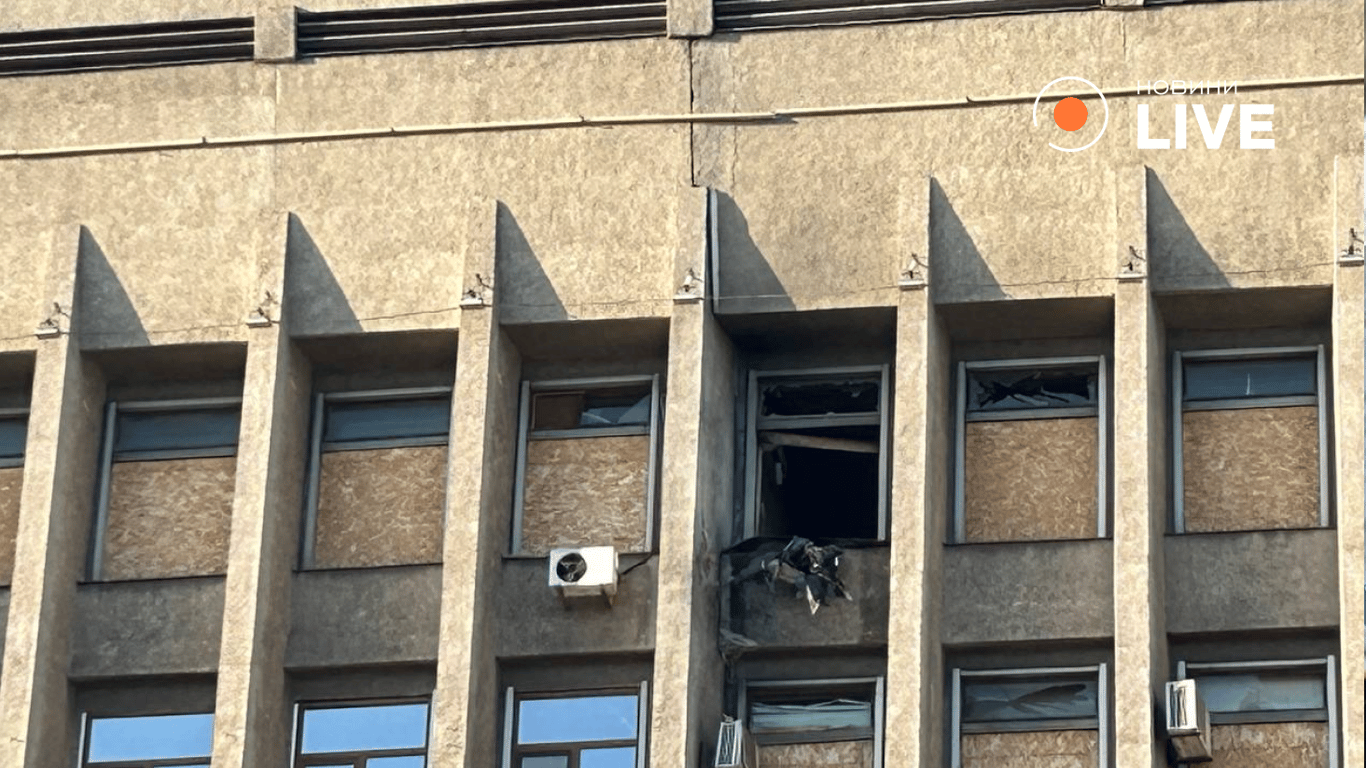 У Запоріжжі дрони РФ атакували будівлю обласної адміністрації та автобус: є постраждалі - фото 2