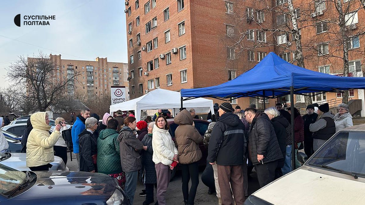 Люди очікують на допомогу від волонтерів у Полтаві