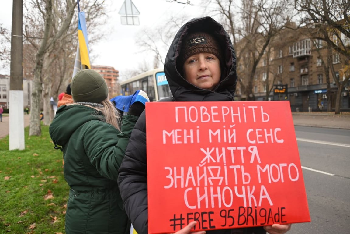 Родичі бійців стоять у живому ланцюгу під час мирної акції.