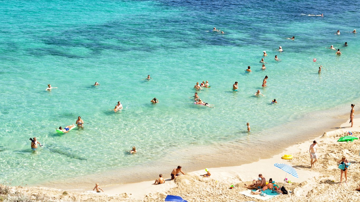 Ввели нові обмеження: за що туристів штрафуватимуть на пляжах в Європі
