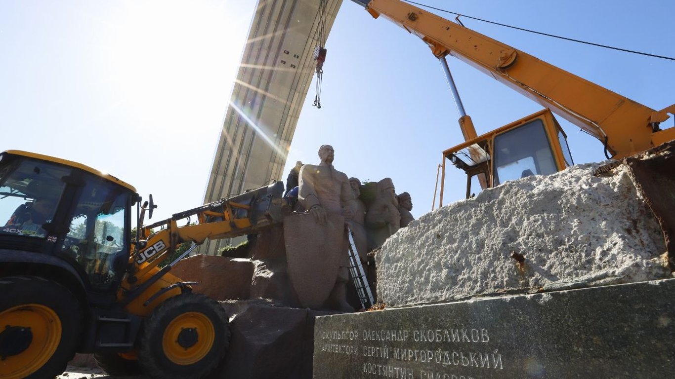 У Києві взялися за демонтаж пам'ятника на честь Переяславської ради