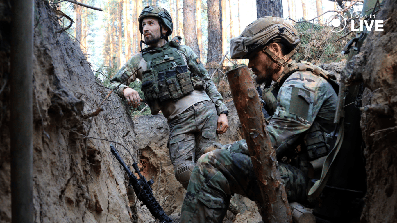 Українські військові в окопі