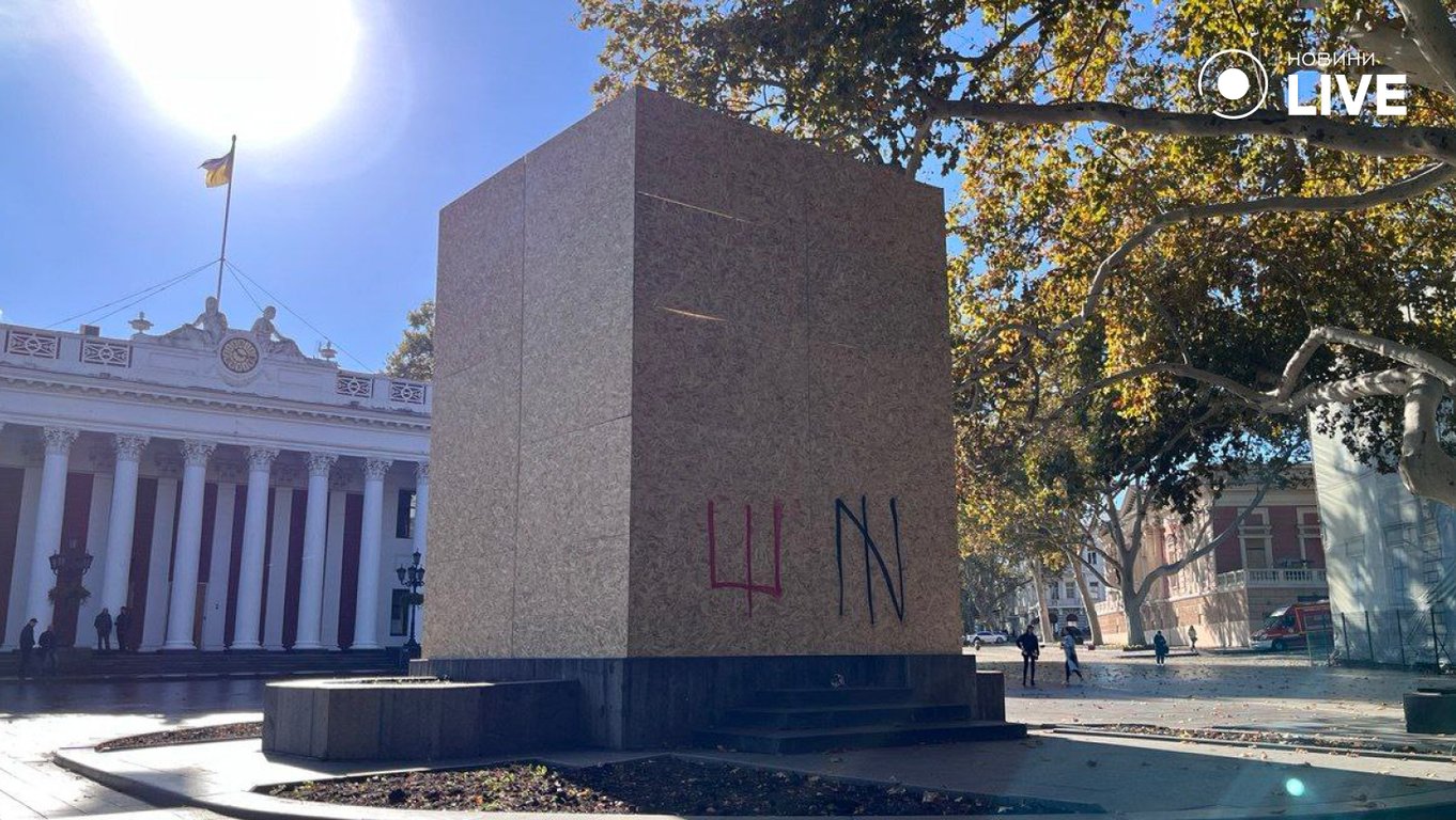 В Одесі заколотили пам'ятник Пушкіну