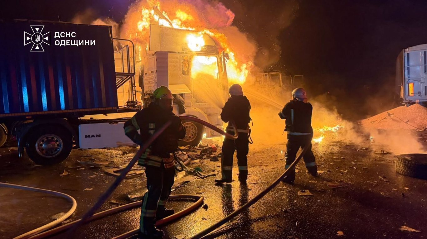 Палаюча вантажівка після російського удару на Одещині