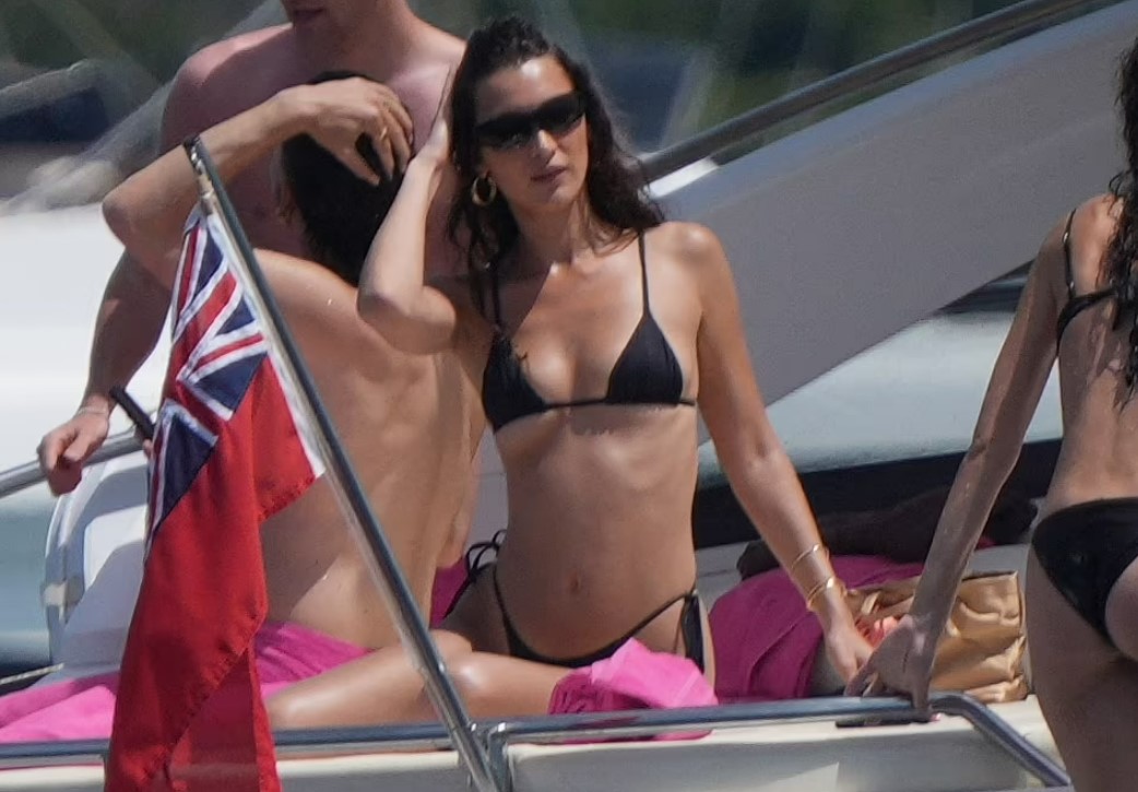 Белла Хадід похвалилася стрункою фігурою в крихітному купальнику на Лазурному узбережжі - фото 5