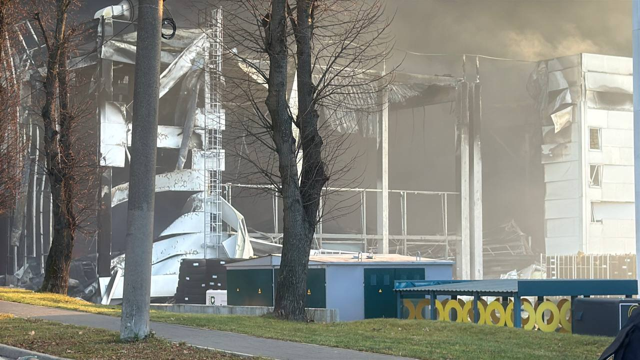 РФ ударила по Львову: масштабна пожежа на складі шин