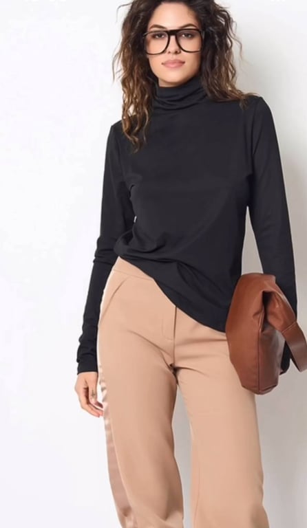 Чорний гольф є базою осіннього гардероба