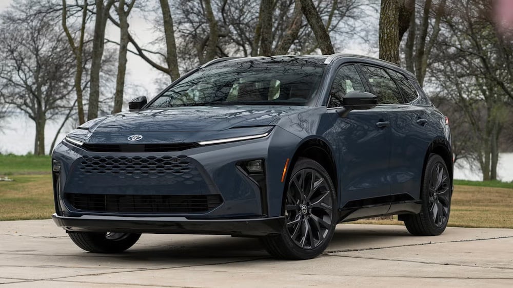 В 2025 году выходит новая модель Toyota Crown Signia.