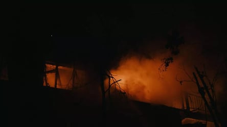 РФ обстріляла будинок і готель в Одесі: є постраждалі - 304x171