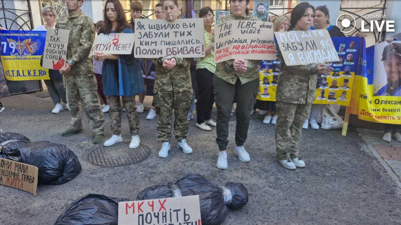 Почніть працювати — в Одесі родичі полонених пікетували Червоний Хрест (фото) - фото 2