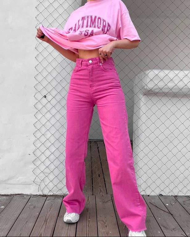 Рожеві джинси може стати цікавим акцентом в образі