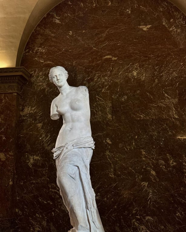 Кендалл Дженнер прогулялась босиком по ночному Лувру - фото 6