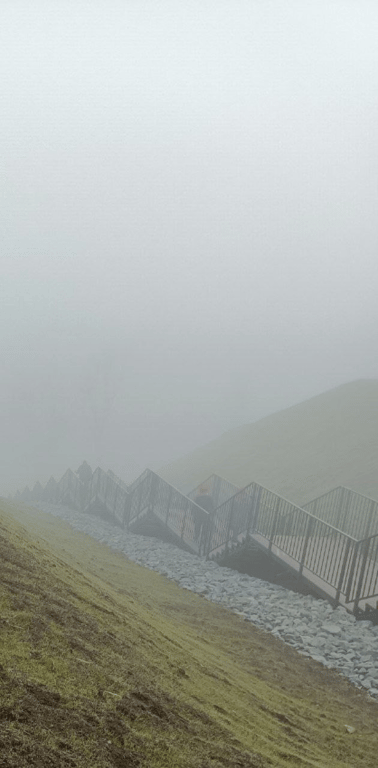 Постапокаліпсис — в мерії Маріуполя показали фото оповитого туманом окупованого міста