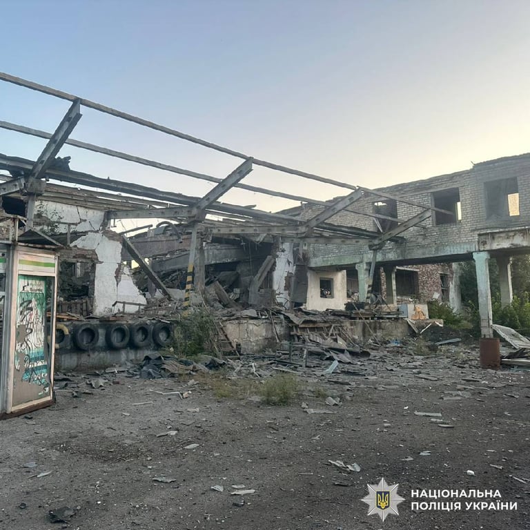  Зруйнована будівля після удару РФ на Харківщині