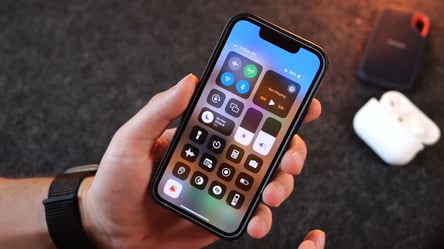 На экране iPhone появился полумесяц: что это значит и как его убрать - 285x160