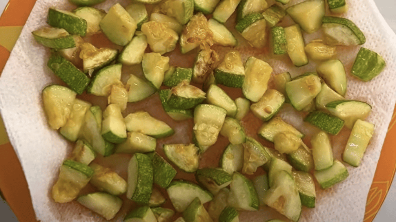 літній салат із кабачків з яйцем і сметанною заправкою