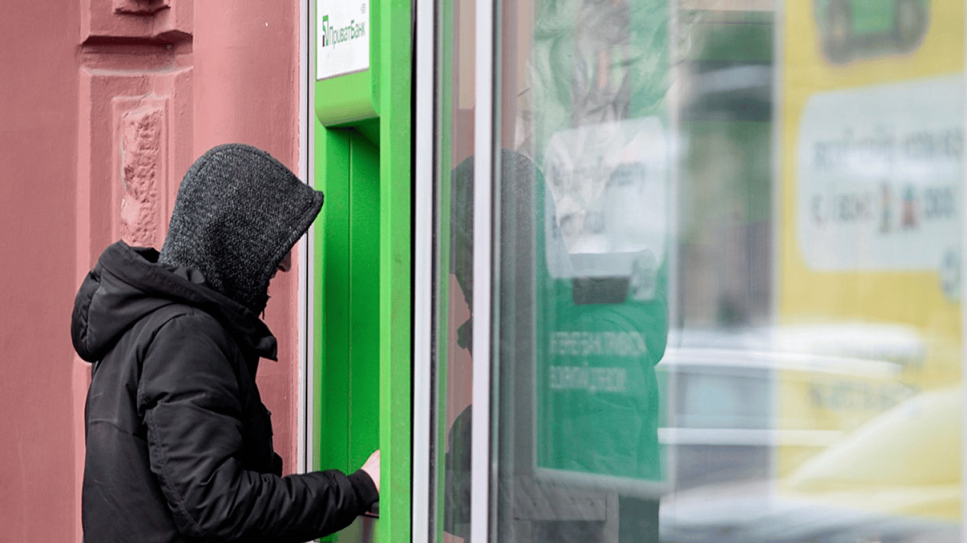 В Украине действуют ограничения на выдачу наличных из банкоматов — сколько денег можно снять