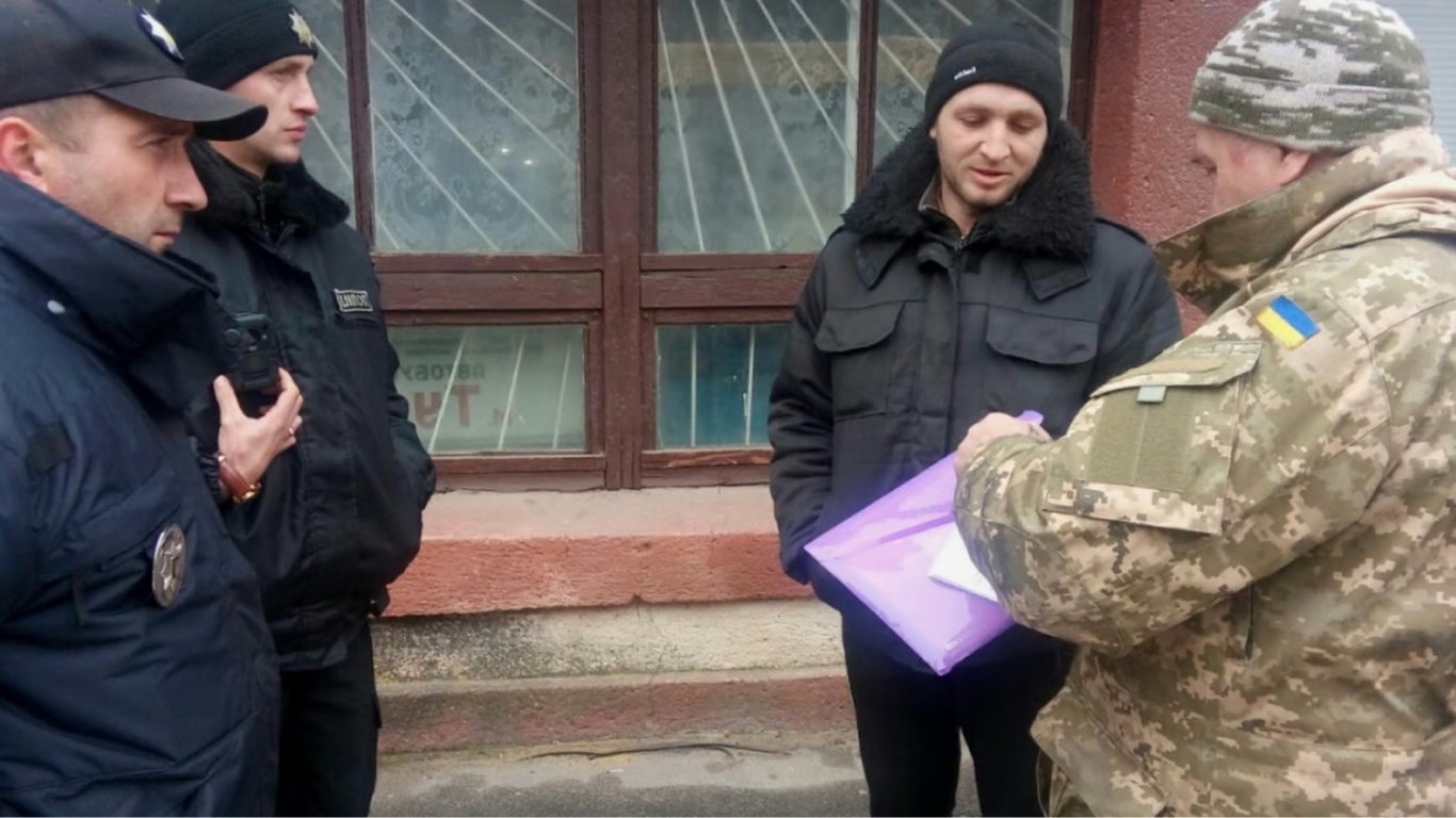 Що робити, якщо вручили повістку не за місцем реєстрації