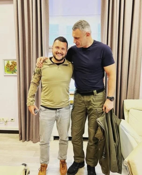 Волонтер Олексій Владіміров та мер Києва Віталій Кличко