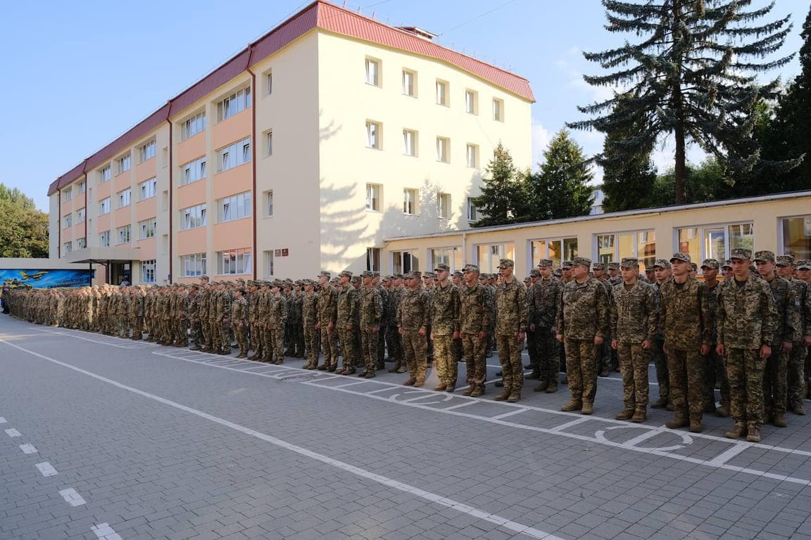 Вперше за всю історію — у Львівському ліцеї імені Героїв Крут навчатимуться дівчата - фото 1