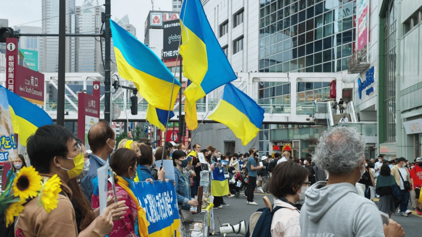 Денежная помощь и не только — Япония запускает новую программу поддержки беженцев с Украины