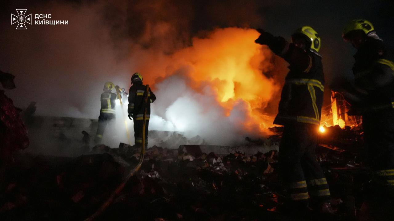Нічна атака на Київщину: пошкоджено будинки, склад та авто - фото 1