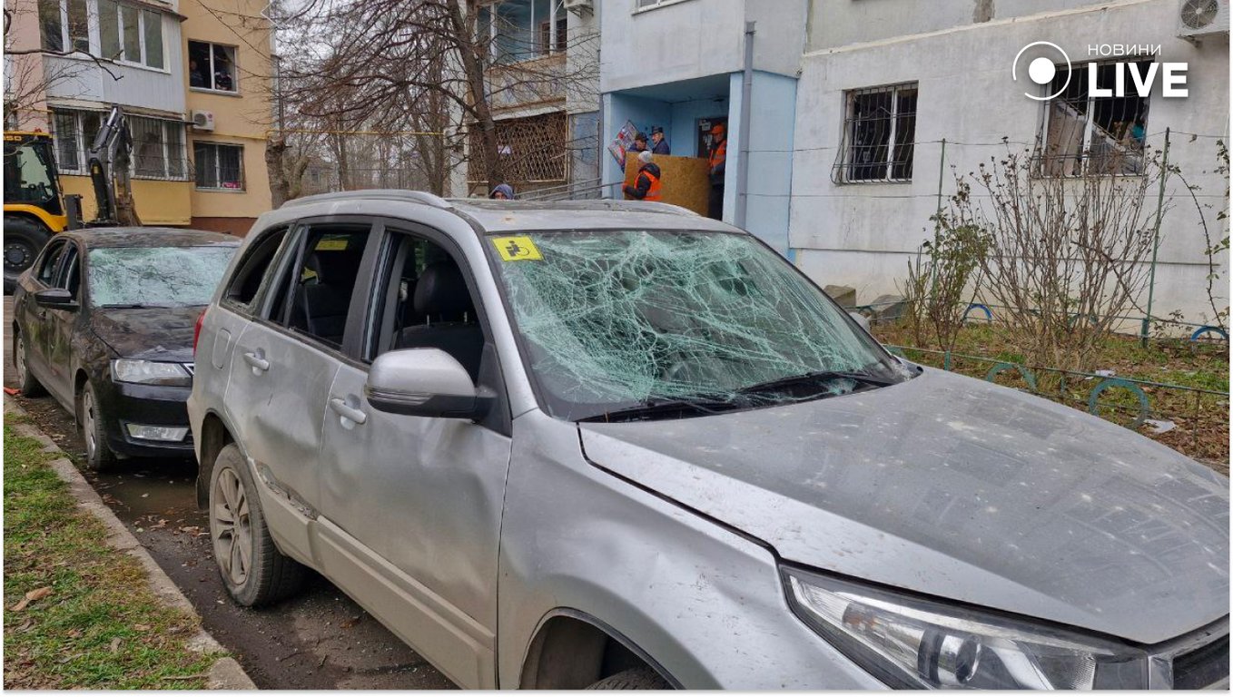 Машина после прилета дрона