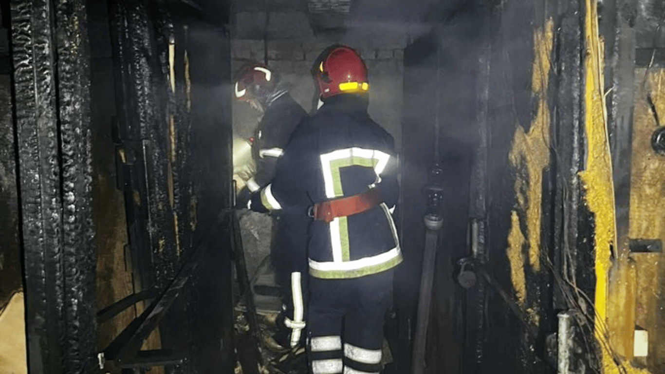 Львівські вогнеборці врятували з пожежі дорослих та дитину