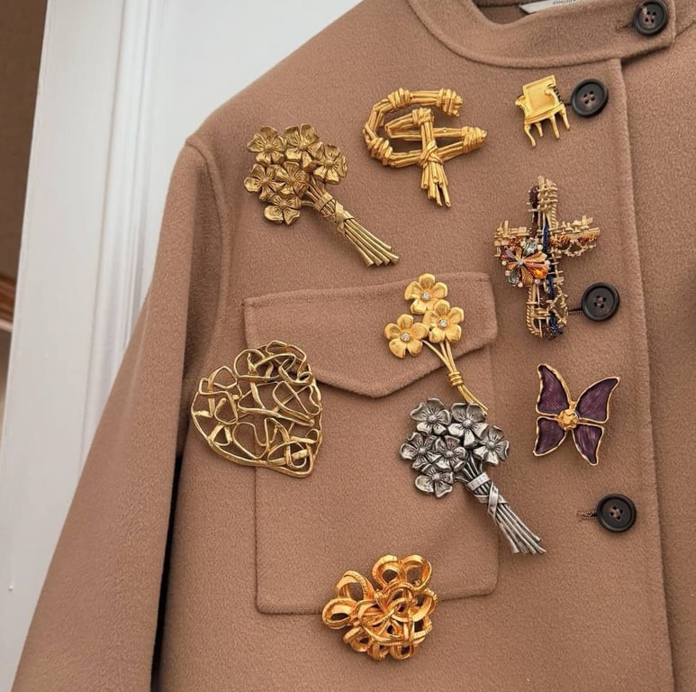 Брошки знову актуальні серед аксесуарів