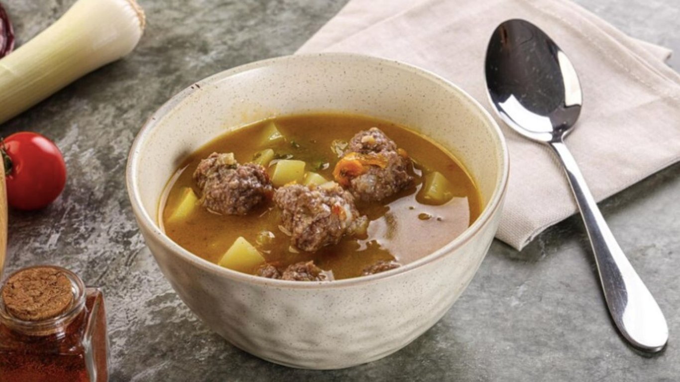 Вкусный и питательный, да еще ароматный суп с фрикадельками.