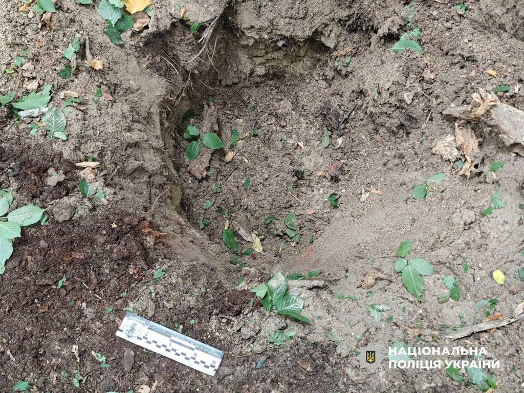 Наслідки контрольованого підриву ворожого боєприпасу, знайденого у ліфтовій шахті