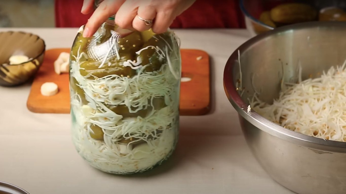 рецепт заготовки з капустою та квашеними огірками