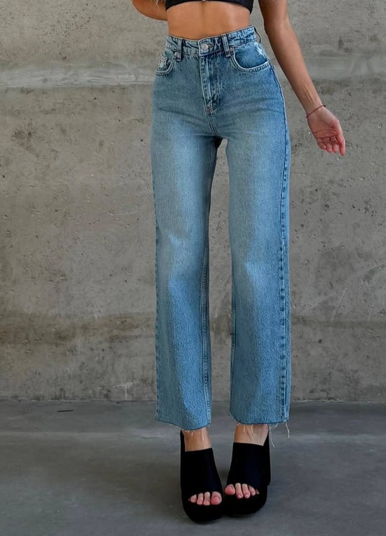 Укорочені джинси продовжують бути в тренді