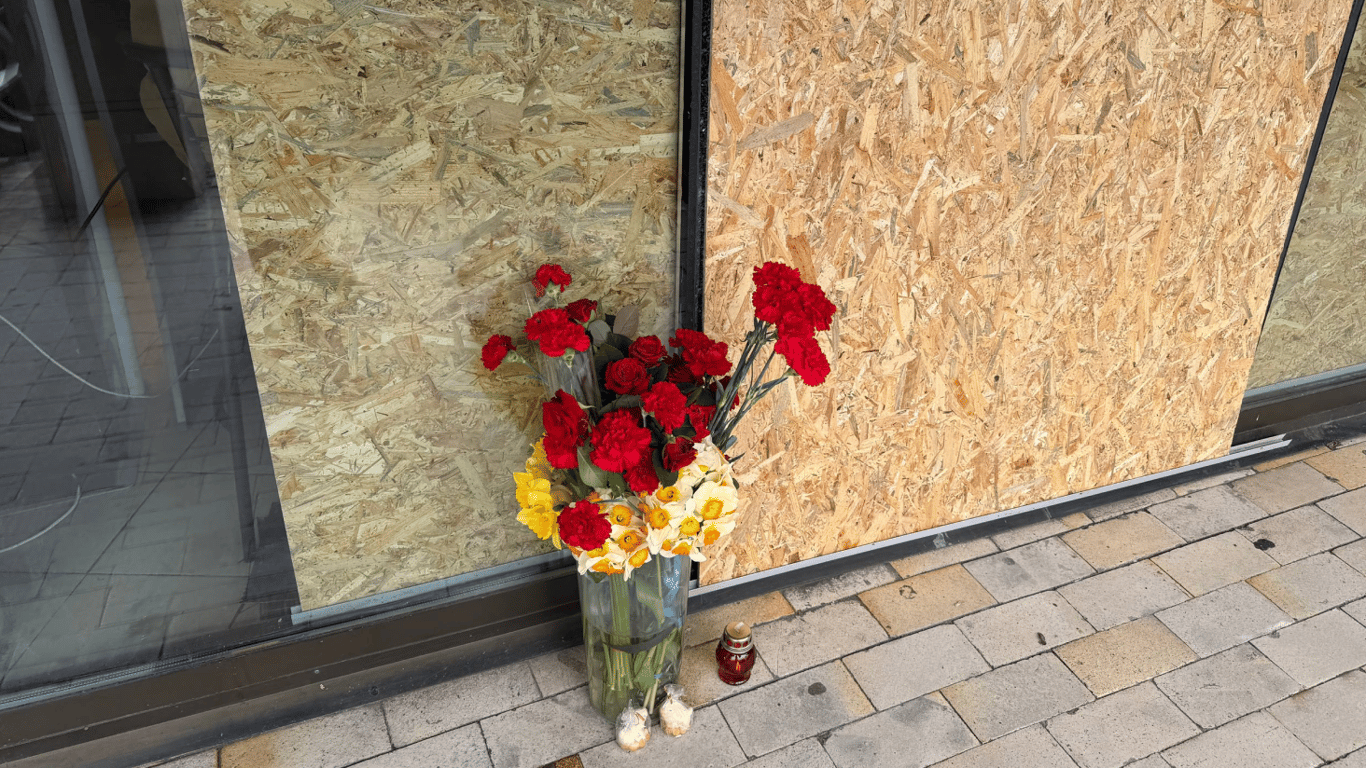 "Хто кого захищає?": на місці теракту у Києві замалювали напис