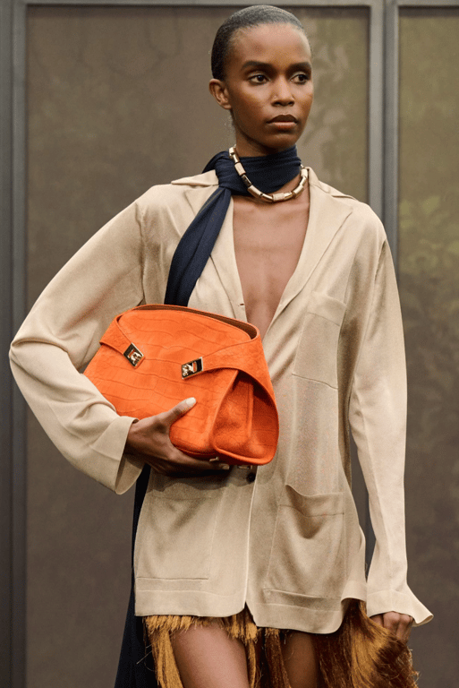 Помаранчева сумка може стати ідеальним акцентом сезону