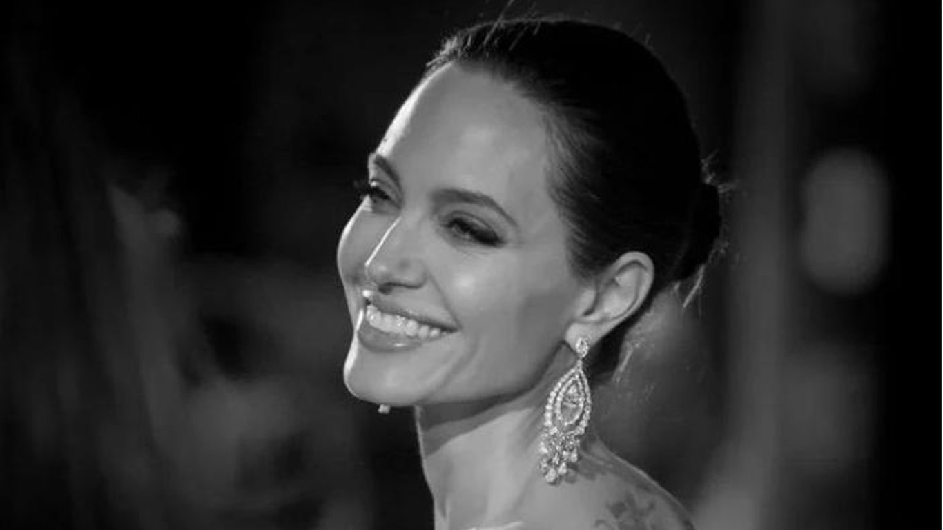 У мережі з'явились перші фото Анджеліни Джолі в ролі легендарної оперної співачки
