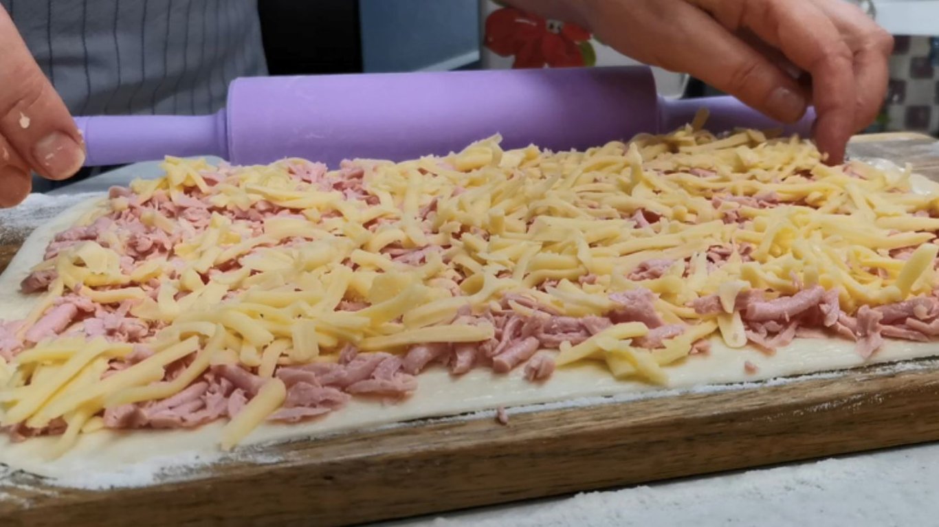 булочки з сосисками з листкового тіста, рецепт на сніданок