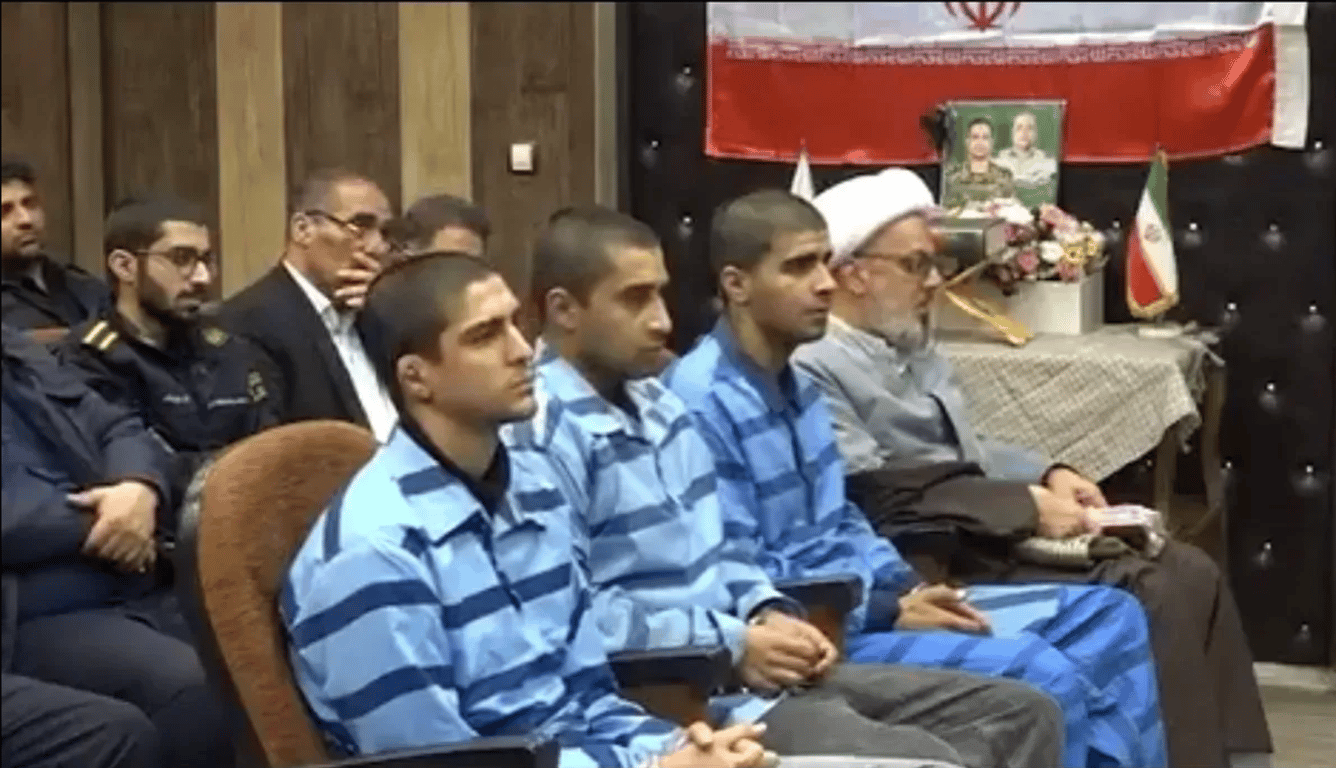 Салех Мохаммади, Мехди Гасеми и Саид Даводи на видеозаписи судебного процесса, опубликованном государственными СМИ