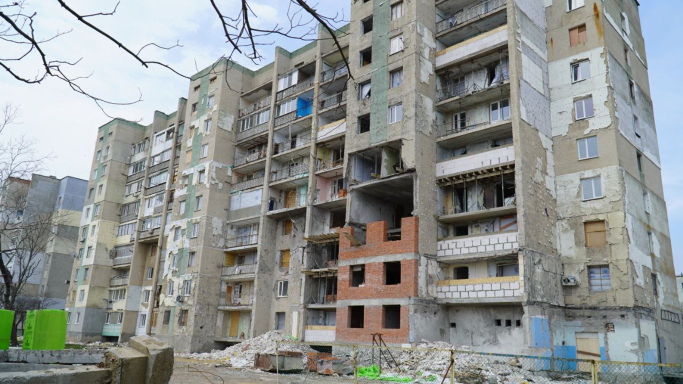 Хід ремонтних робіт у зруйнованій багатоповерхівці викликає скарги мешканців Сергіївки