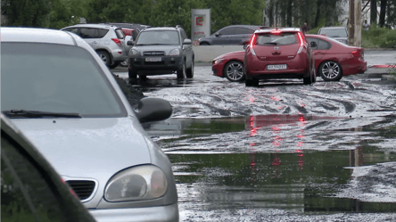 У Дніпровському районі Києва стався прорив каналізації — вода затопила колії та дороги - 285x160