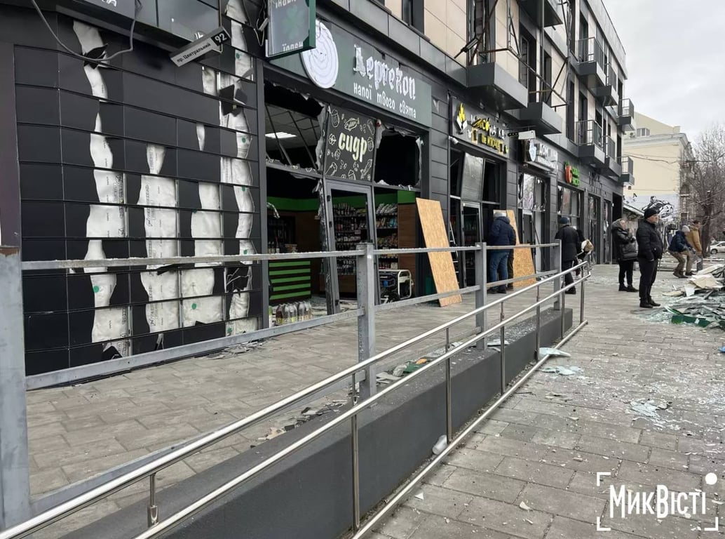 У Миколаєві дрон вибухнув на дитячому майданчику — фото наслідків - фото 5