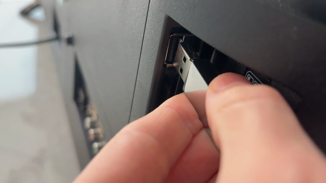 Для чого потрібен USB-порт у телевізорі: 6 прихованих можливостей