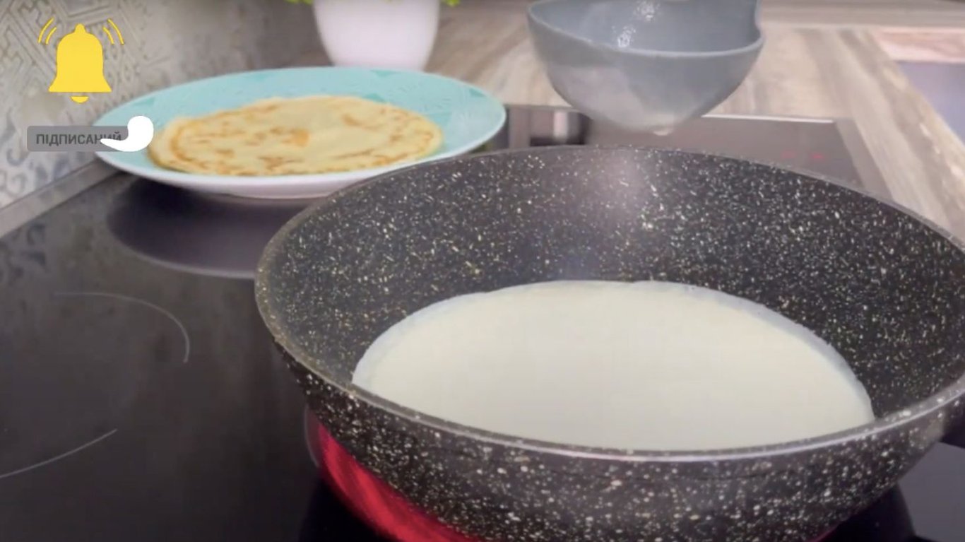 блин на сковороде