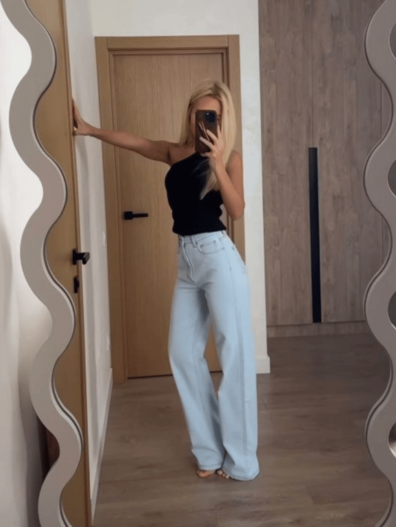 Блакитні джинси можна сміливо носити цього сезону