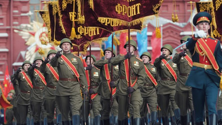 Експерт спрогнозував реакцію росіян на скасування парадів на 9 травня - 285x160